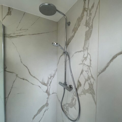 Rénovation salle de bain effet marbre