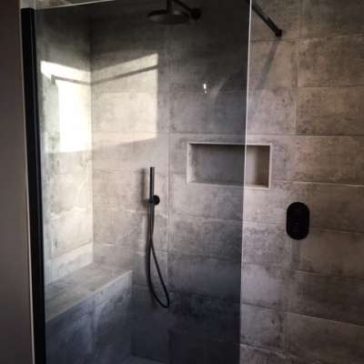 Rénovation de salle de bain moderne et élégante